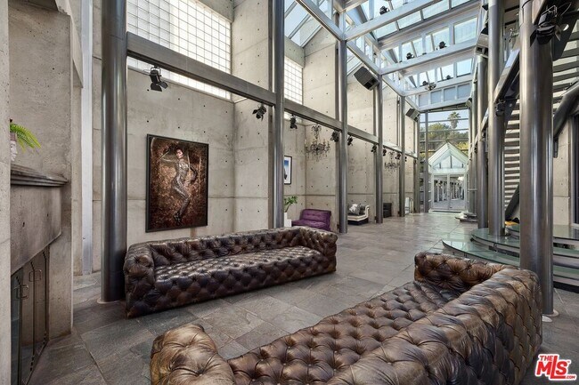 Photo - 2260 Sunset Plaza Dr