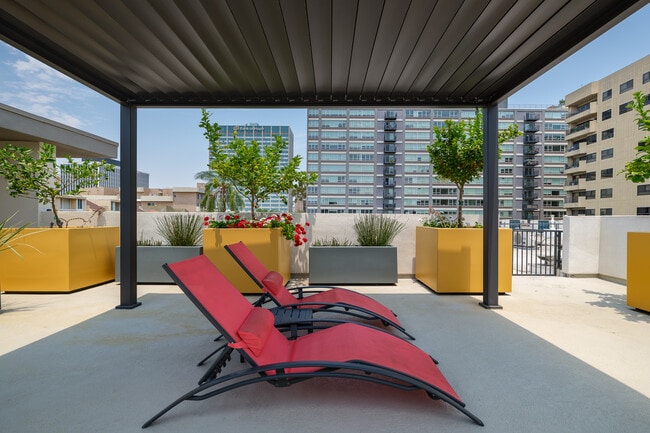 Building Photo - Kingsley Diplomat Apartments