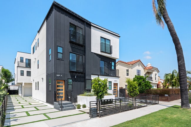 Building Photo - 3019 Somerset Dr Unit 3019 1/2