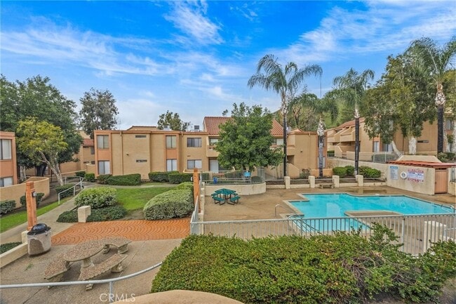 Building Photo - 1400 W Edgehill Rd Unit 11