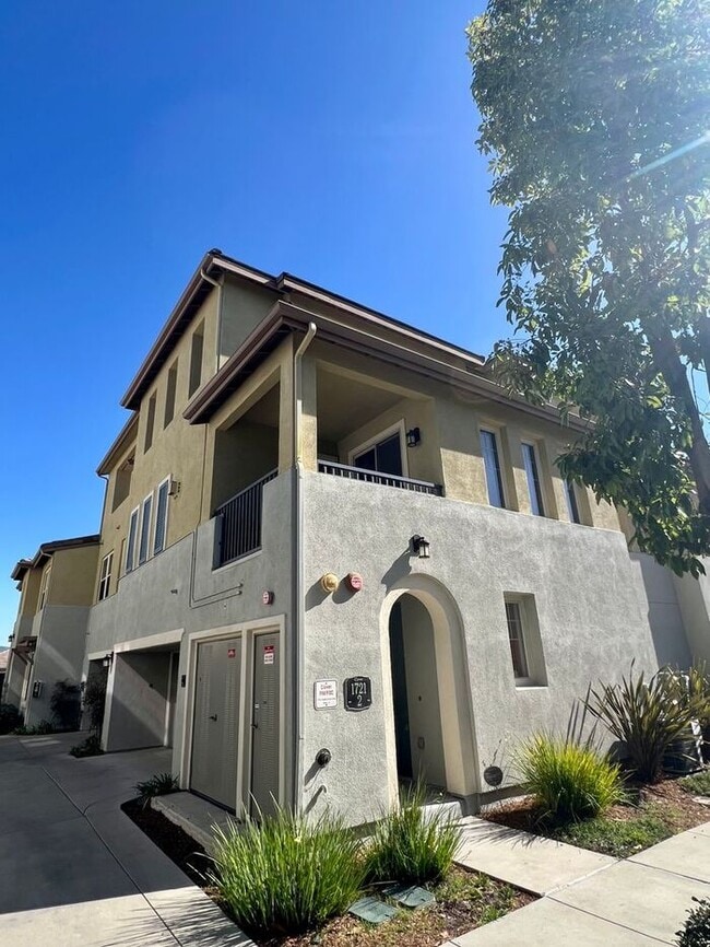 Building Photo - Resort-Style Living with Private Balcony Near Community Pools