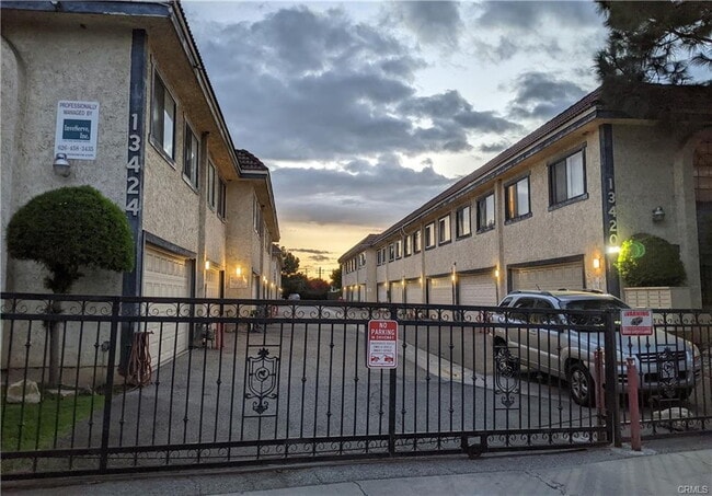 Photo - Updated 3br 2.5 bath near shopping & freeways Unit 1