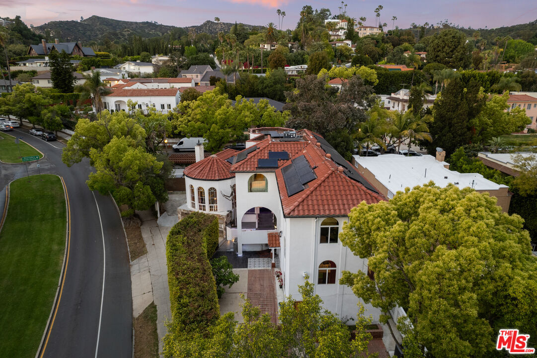 Photo - 2240 Hillhurst Ave