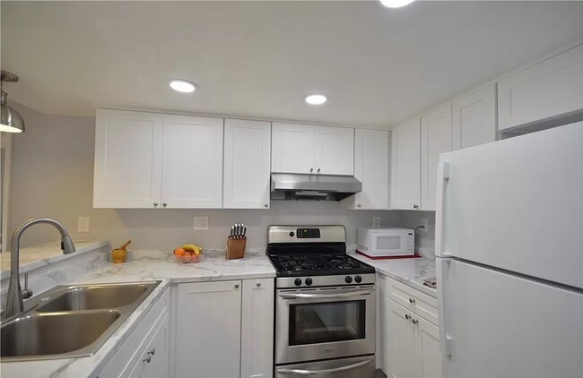 Building Photo - High-End Living in a Prime Area Unit A1