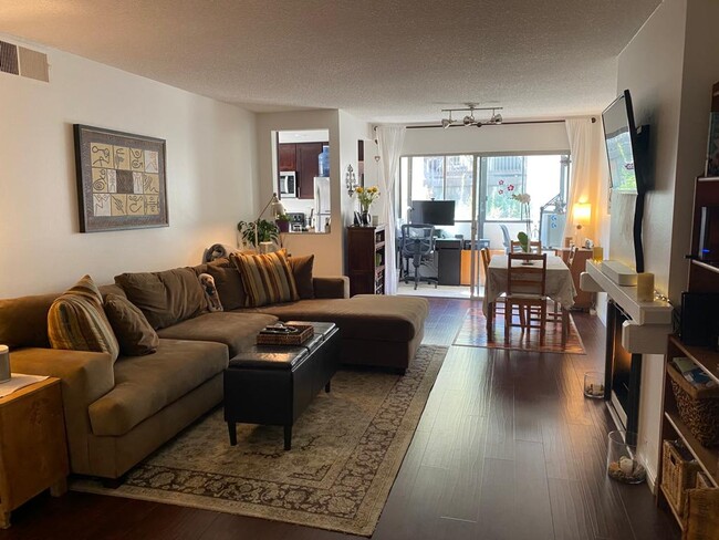 Living room w/ hardwood floor - 3106 Summertime Ln Condo Unit 106