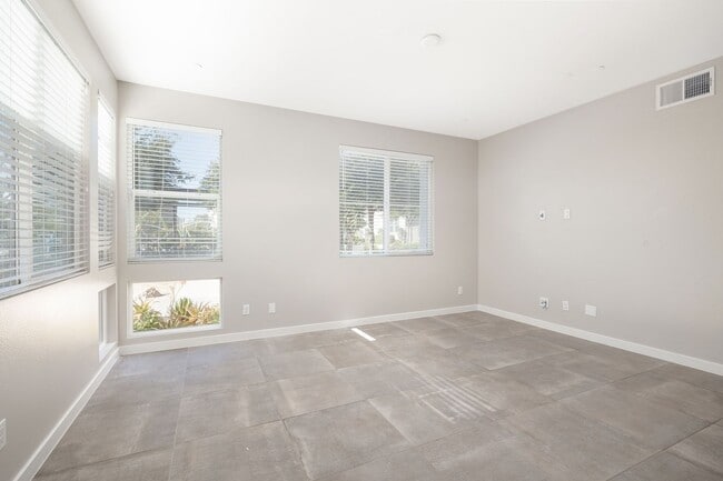 Photo - Spacious 4 Bedroom Townhome in the Milleni...