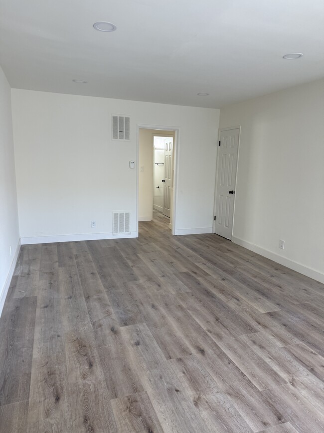 Building Photo - 11833 Goshen Ave Unit 8