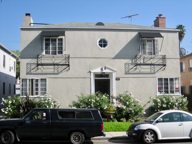 Front of building - 106 N Edgemont St Unit 2