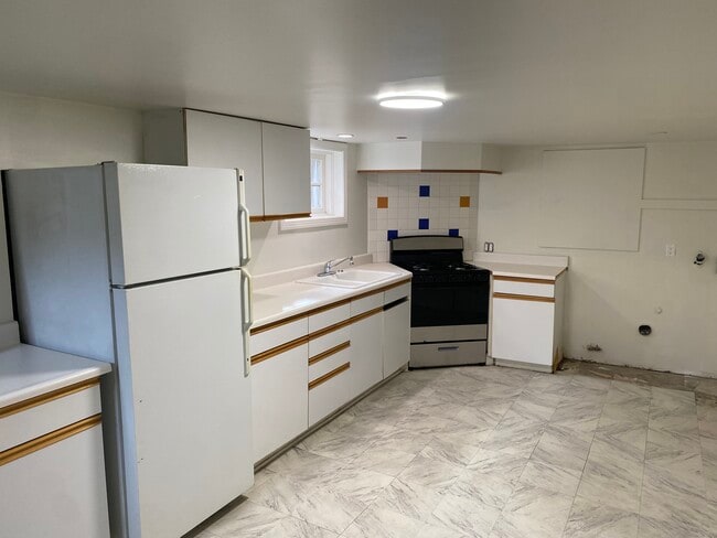 Studio kitchen - 11147 La Maida St