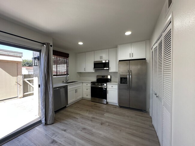 Building Photo - 637 Beverly Pl
