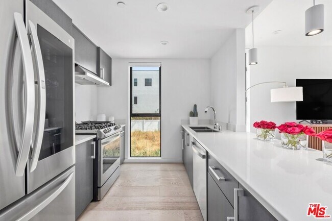 Photo - 1243 N Gower St