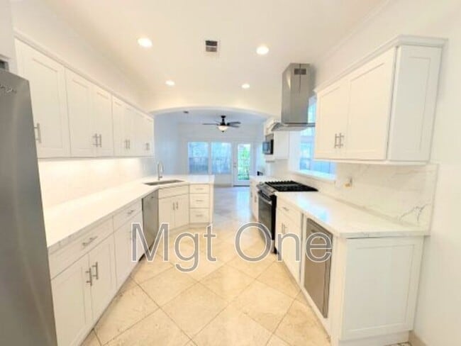 Building Photo - 18 Dauphine Rental