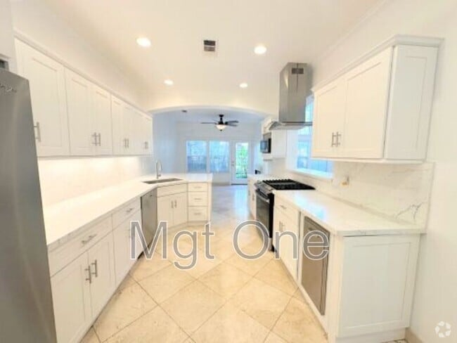 Building Photo - 18 Dauphine Rental