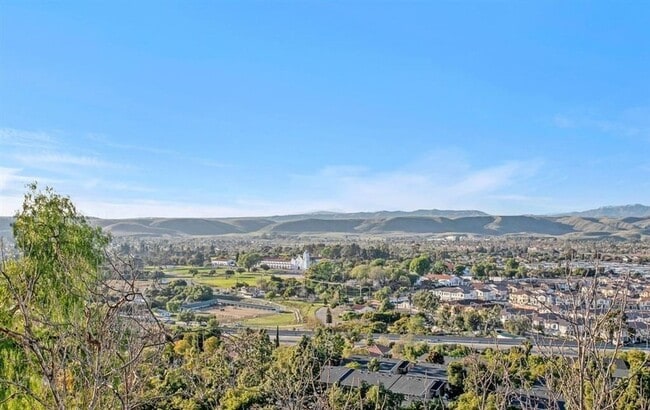 Building Photo - Rent Today!! Stunning 3-Bedroom Condo with...
