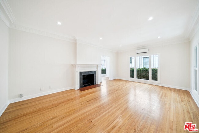 Building Photo - 451 N Sycamore Ave Rental
