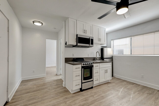 2nd & 3rd floor hall - Casa Linda Apartments