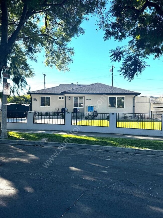 Building Photo - 1569 Carol Dr Unit Front House - 1569 Carol Dr