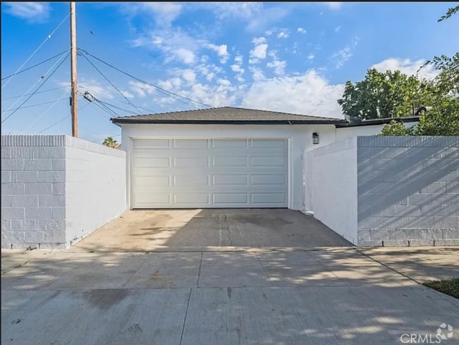 Building Photo - 1319 E 57th St Rental