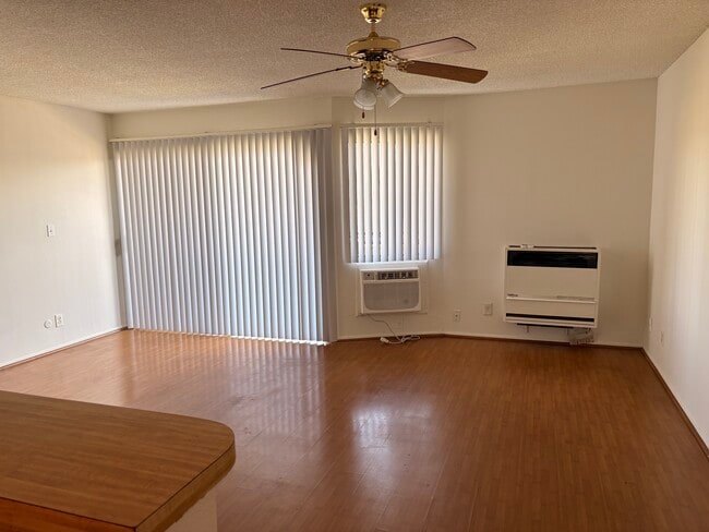 Photo - 6827 Whitsett Ave