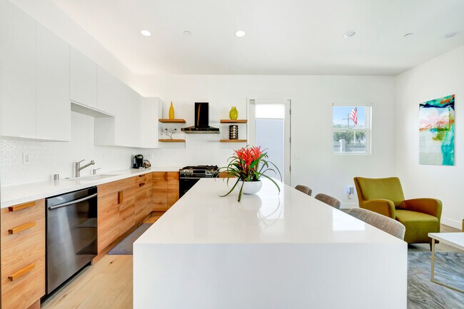 Photo - 23354 Burbank Blvd