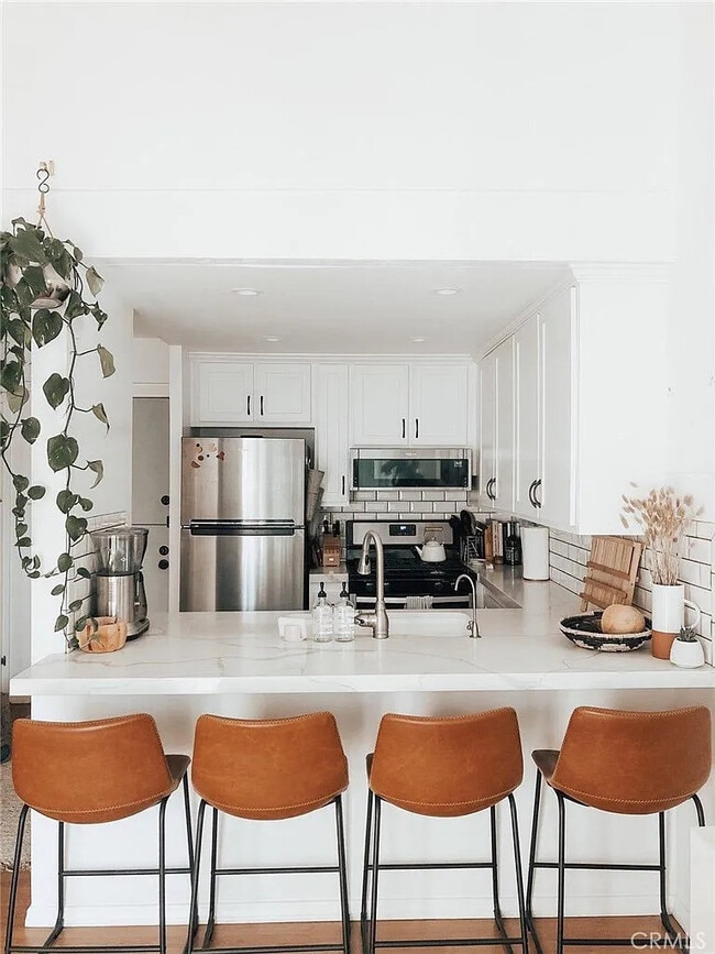 Building Photo - Coastal-Chic 1BR with In-Unit Laundry, Central A/C, and All Utilities Included — Steps to Hunting... Unit 202