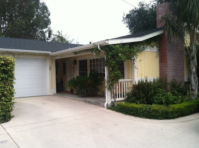 Building Photo - 1337 Danielson Rd Unit B