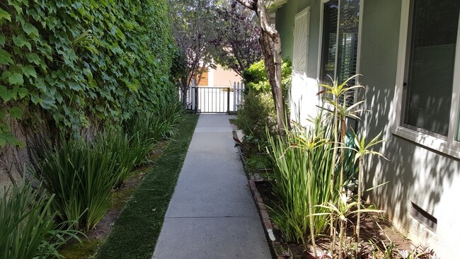 Building Photo - 1821 20th St Unit 3