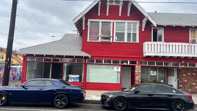 Photo - 1911 W 48th St