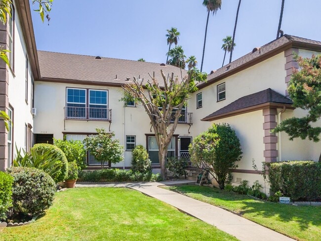 Building Photo - Remodeled Studio in the Heart of Los Feliz | Hardwood Floors | Walk-In Closet | & On-Site Laundry Unit 2002