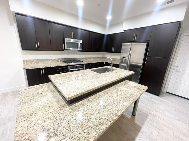 Building Photo - Updated 3 bed / 2.5 bath home in the desirable Frame & Focus community of Civita