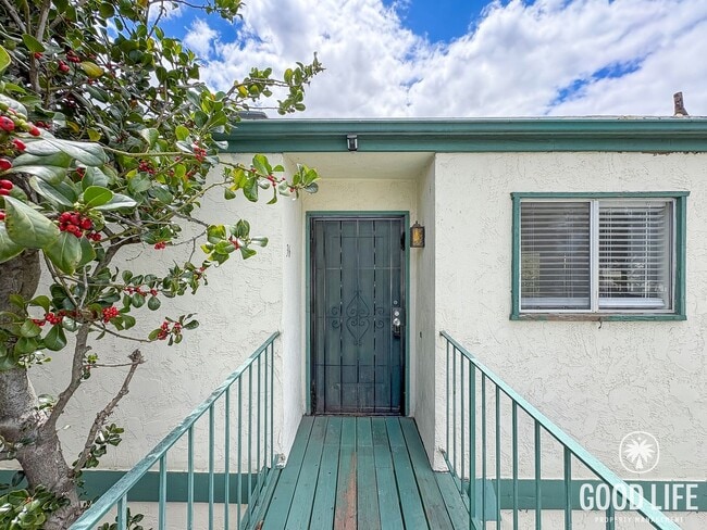Building Photo - Bright 2BD/2BA Corner Unit 36