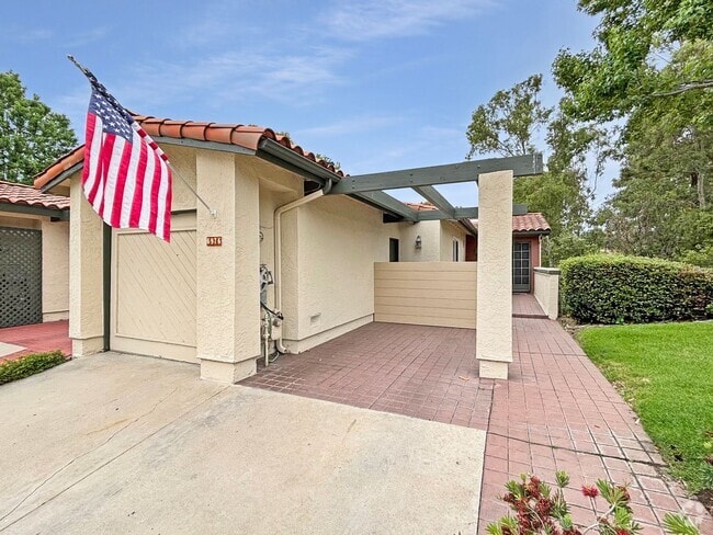 Building Photo - Beautiful 3BD/3BA Townhouse in Fashion Val...