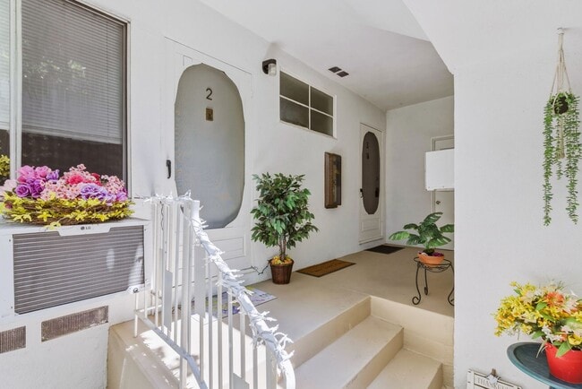 Building Photo - Montrose Residences Unit 3