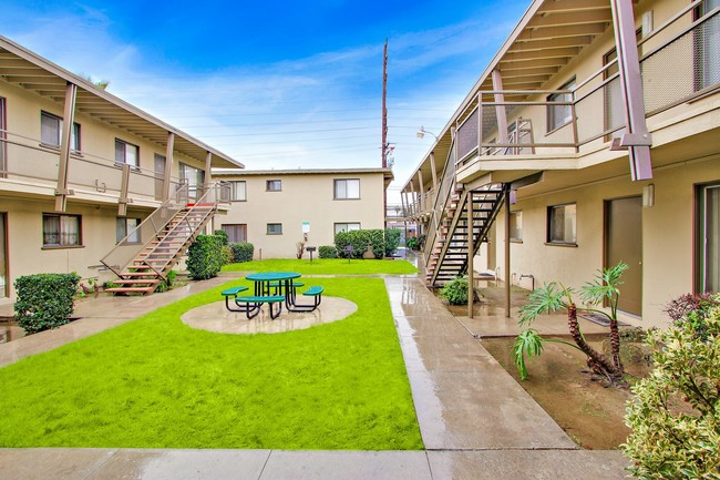 Glen haven courtyard - Glen Haven Apartments