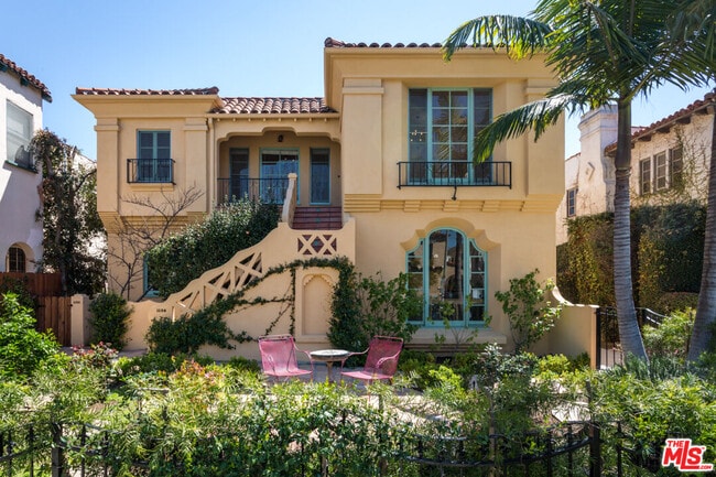 Building Photo - 1122 S Hayworth Ave