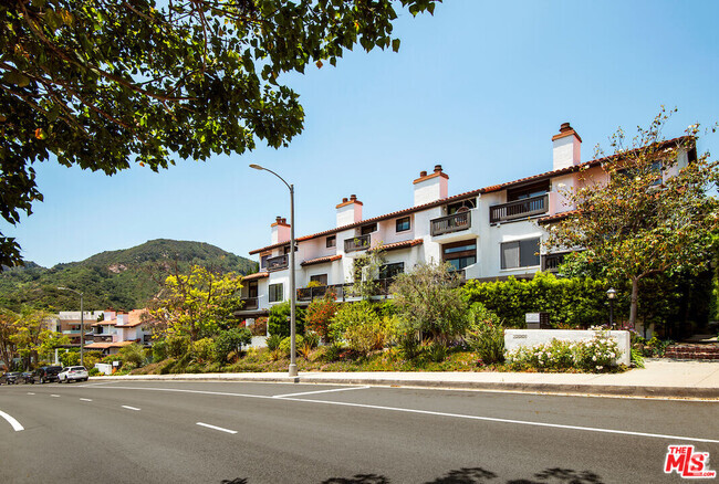 Building Photo - 1571 Palisades Dr Rental