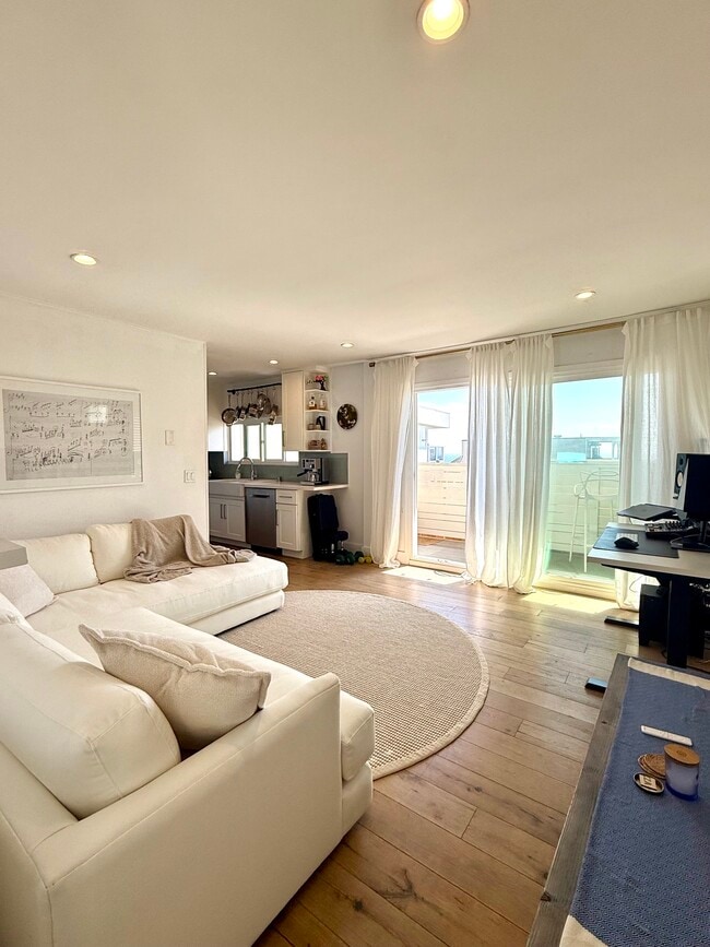 Photo - 3309 Bayview Dr Unit B