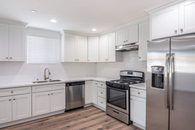 Photo - 1255 W 8th St