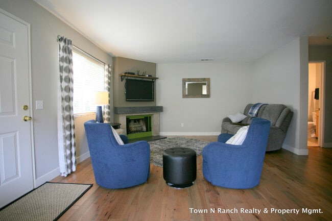 Photo - 3Br 2 1/2Ba, 2 Story Condo Avail May 1st short term lease