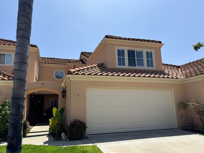 Photo - Eastlake : 2 bed, 2.5 bath vaulted ceiling...