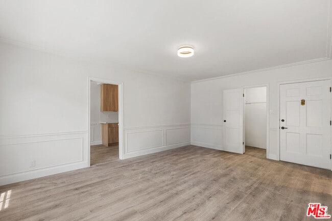 Building Photo - 308 S Reeves Dr Unit 310D Rental