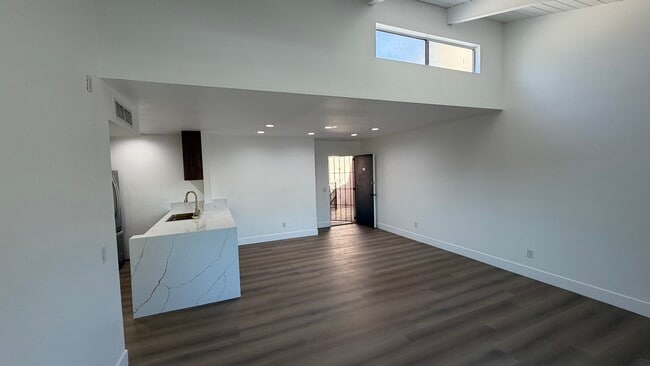 Building Photo - 10331 Lindley Ave Unit 209