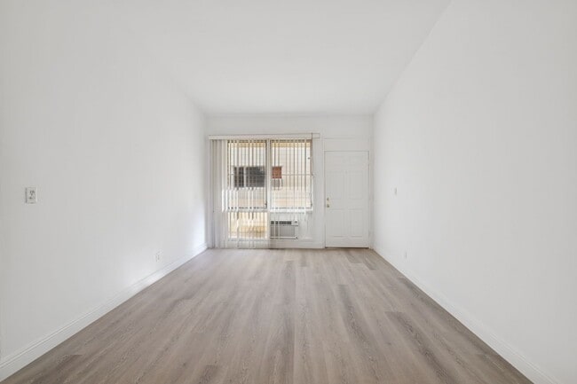 Photo - 333 Rexford Dr Unit 5