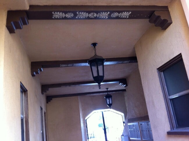 Lobby - 774 Redondo Ave Unit 1