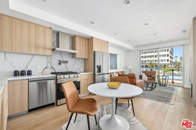 Building Photo - 1414 S Beverly Dr Unit 302