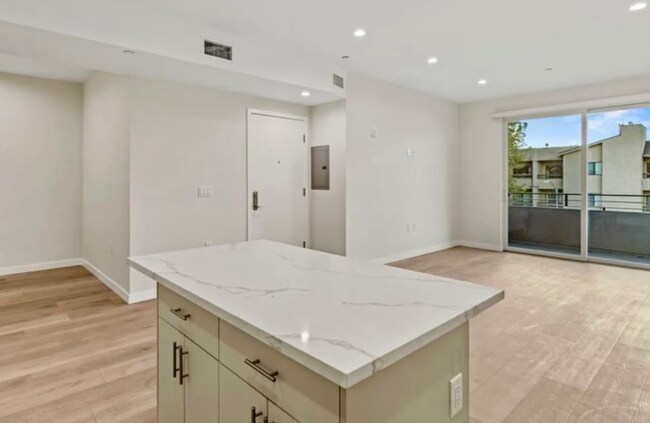 Photo - 423 Oak St Unit #301