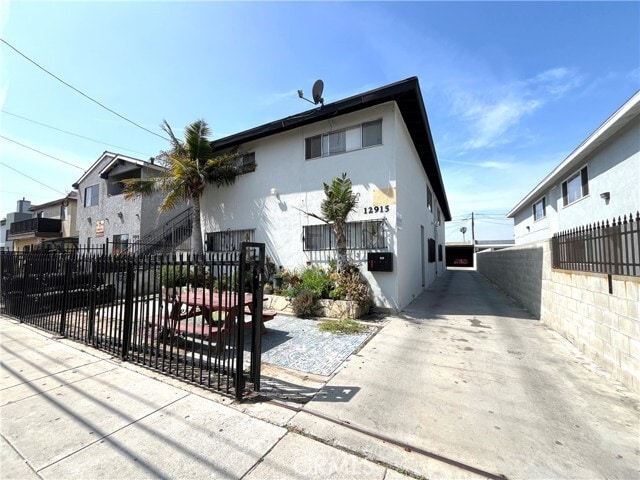 Building Photo - 12915 Doty Ave Unit B