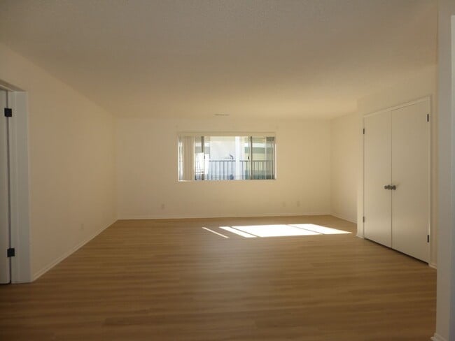 Photo - 673 W 20th St Unit #3