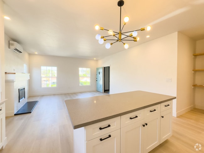 Building Photo - 3013 1/2 Somerset Dr Rental