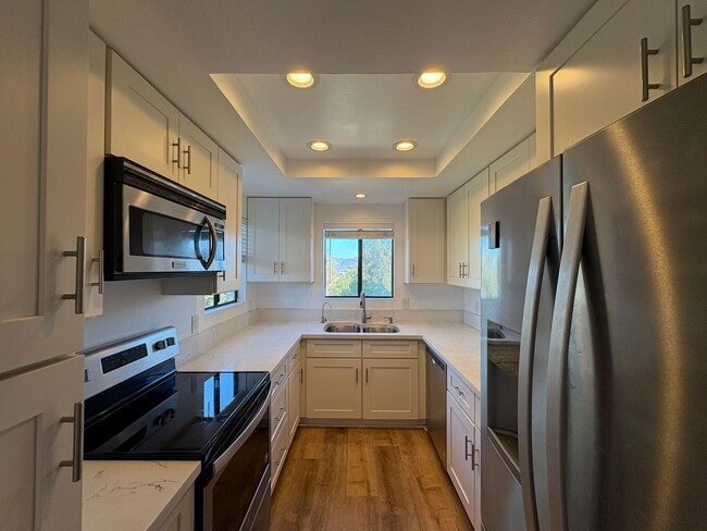 Building Photo - Move-In Ready Condo Overlooking The Height...